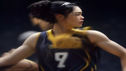 NBA总决赛直播预告，球员在灯光璀璨的球馆内扣篮，观众席沸腾欢呼